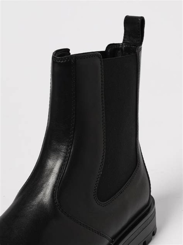 Is Ashton Kutcher a Scientologist? - SarkariResult