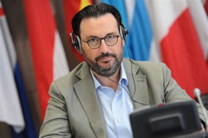 Electric Vehicle Incentives in Canada: Eligibility Criteria and Beneficiaries - SarkariResult