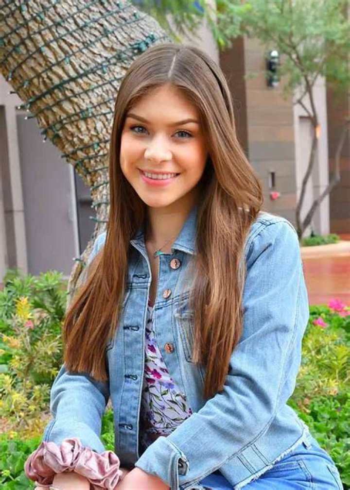 Alexandra Henrikson Wikipedia, Age, Height, Boyfriend, Family, Instagram