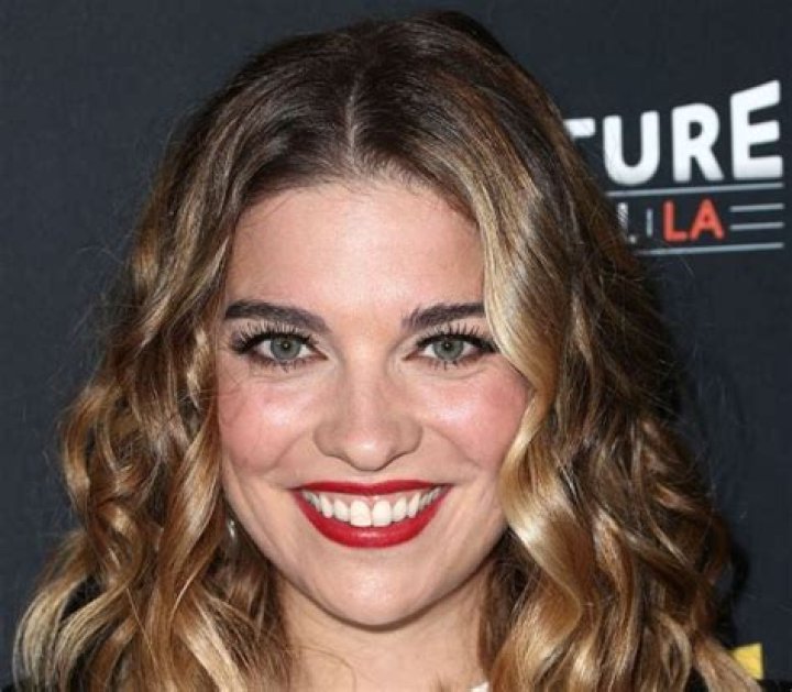 Annie Murphy Net Worth