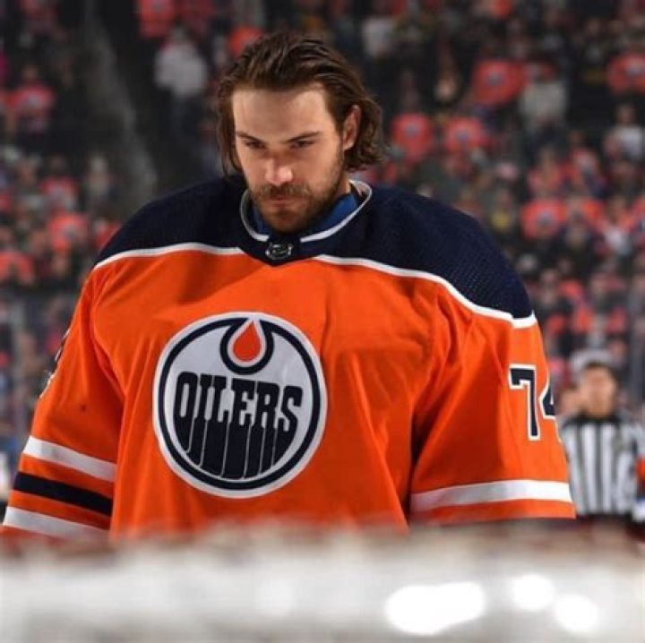 Are Stuart And Jeff Skinner Related? Siblings, Family And Net Worth