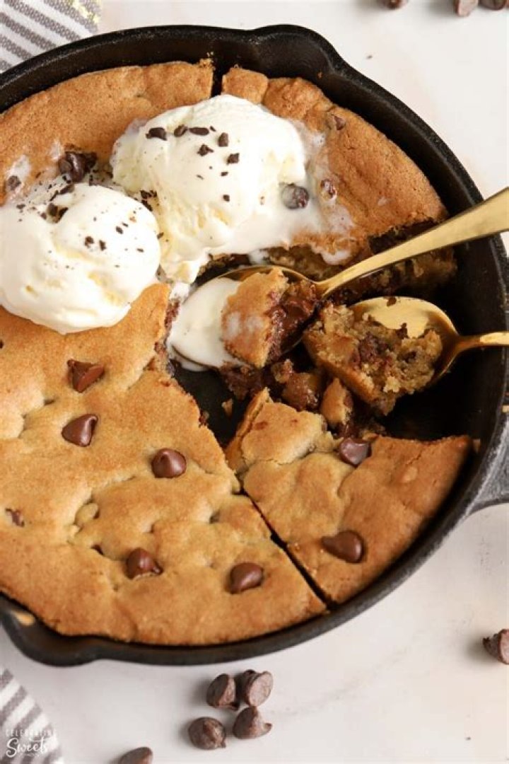 Easy Skillet Cookie {two sizes}