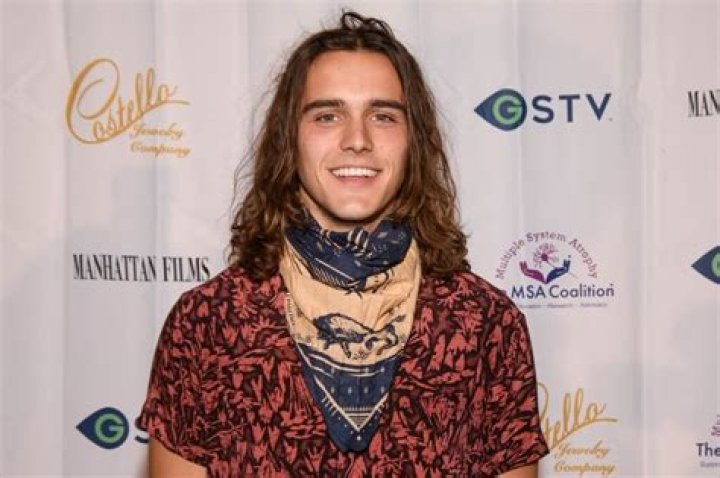 Charlie Gillespie Age, Wiki, Net worth, Bio, Height, Girlfriend ?