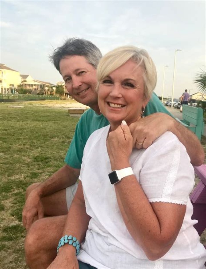 Cindy Farmer Bio, Age, Husband, Family, FOX 8, Cancer, Awards, Twitter