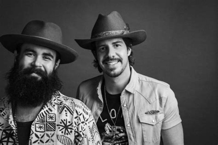 
Country Duo Everette Put Their Acting Skills to Good Use in Music Video for ‘Make Me Want One’ 