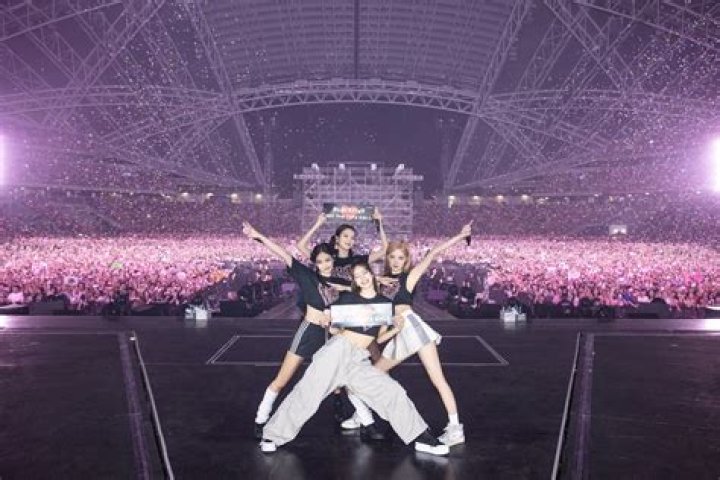 
“Cute, pretty and hot”: BLACKPINK’s Jennie turns up the heat in an attractive outfit at the Hong Kong BORN PINK concert 