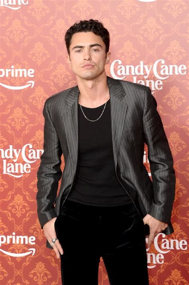 Darren Barnet Height, Weight, Net Worth, Age, Birthday, Wikipedia, Who, Nationality, Biography