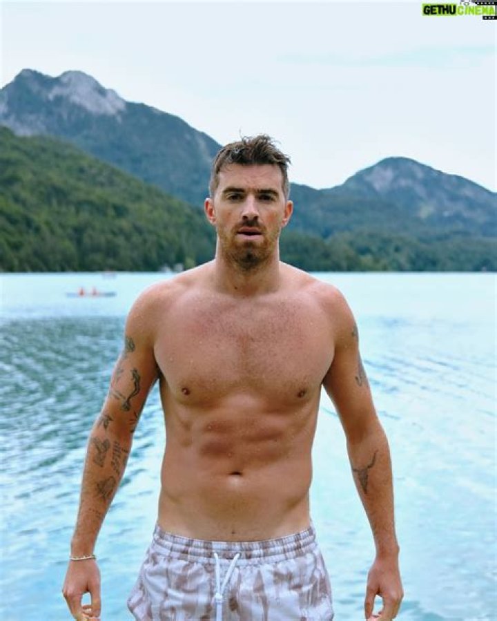 Drew Taggart Height, Weight, Net Worth, Age, Birthday, Wikipedia, Who, Nationality, Biography