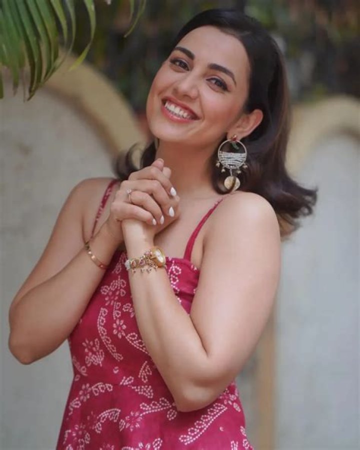 Esha Kansara Height, Weight, Net Worth, Age, Birthday, Wikipedia, Who, Instagram, Biography