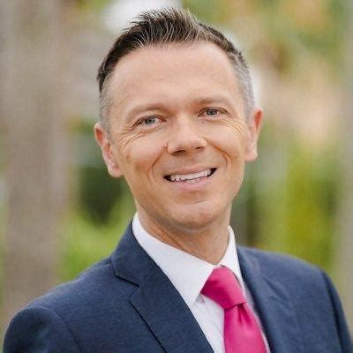 Greg Dee Bio, Wiki, Age, Height, Parents, Wife, ABC, Salary, and Net Worth.