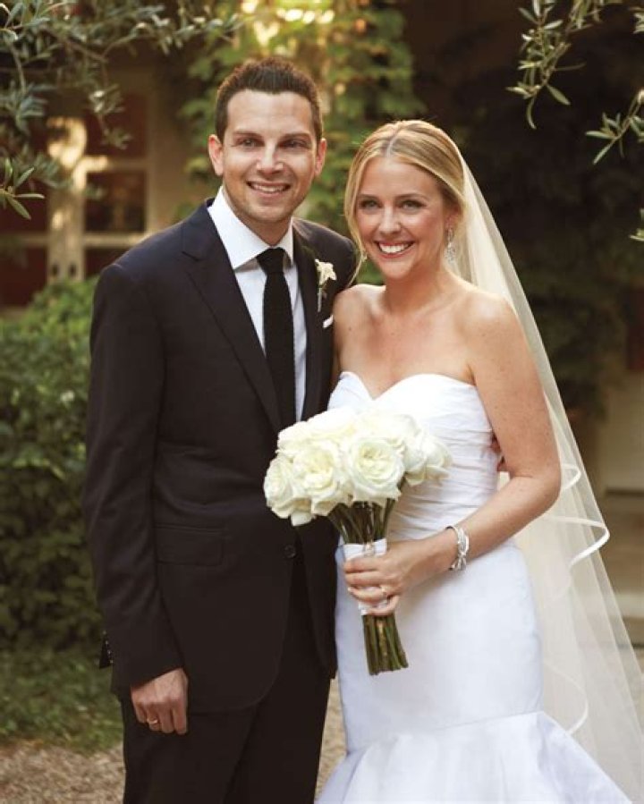 
Hallie Meyers-Shyer flaunts her DAZZLING Solitaire! DATING turns to Wedding! 