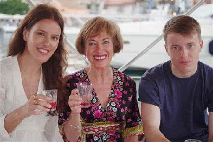 
Inside English Businesswoman Lisa Eldridge Married life including her Husband, Son & Net worth 