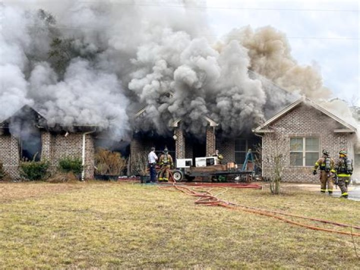 
Iowa man rescues 4 siblings from house fire after making wrong turn 