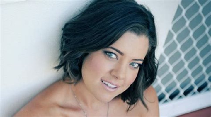 
Is Amber Lawrence Married? Her Age, Family, Husband and Net worth 