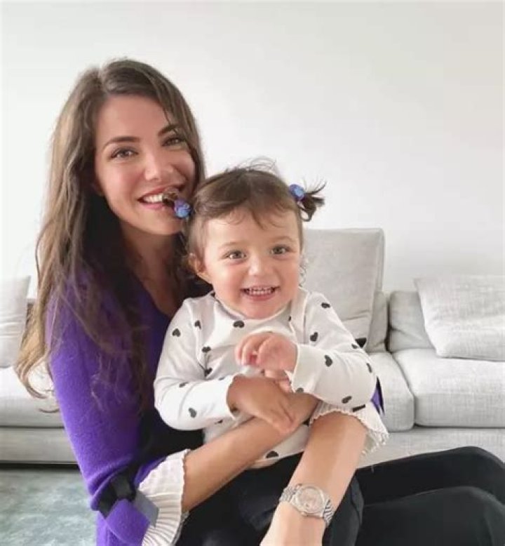 
Is Amina Dagi Married? Her Bio, Age, Husband, Baby, Height and Net worth 