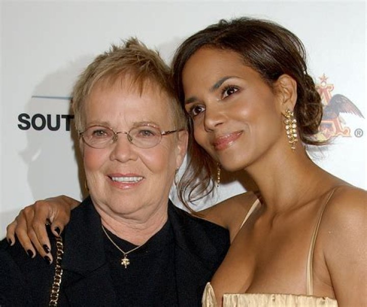 Judith Ann Hawkins, Halle Berry Mom’s Wiki, Age, Bio, Husband, Children, Net Worth