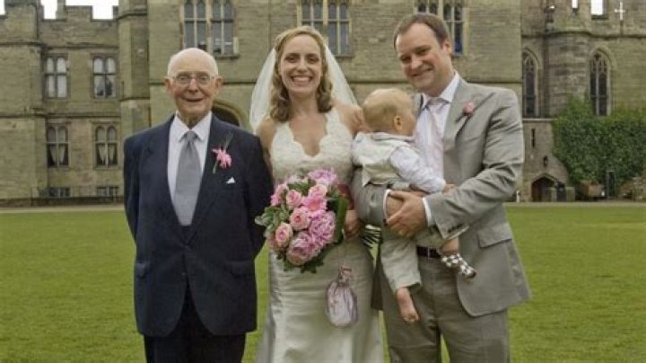 Kate Hewlett Bio, Wiki, Age, Height, Husband, Baby, Married, David Hewlett, and Net Worth