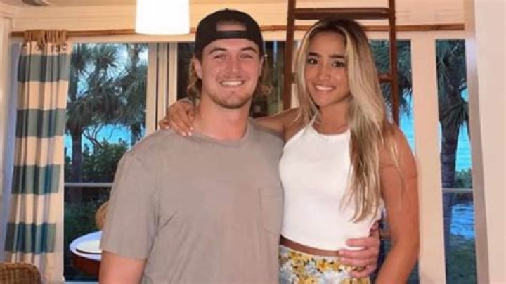 Kenny Pickett is not Married to Wife. Dating Girlfriend: Amy Paternoster. Kids.