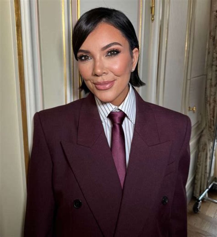 
Khloé Kardashian and Kris Jenner Wear Coordinating Suits to Accept Their 2022 People’s Choice Award 