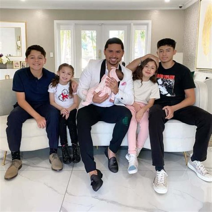 Larry Hernandez is Married to Wife: Kenia Ontiveros. 5 Kids.