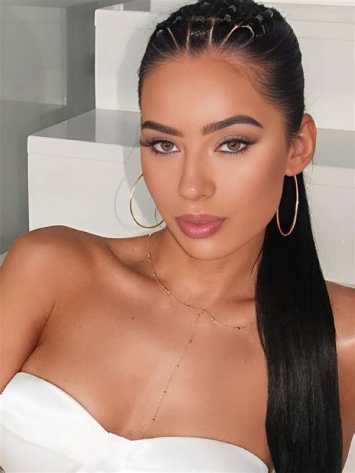 
Laura Badura Height, Weight, Net Worth, Age, Birthday, Wikipedia, Who, Nationality, Biography 