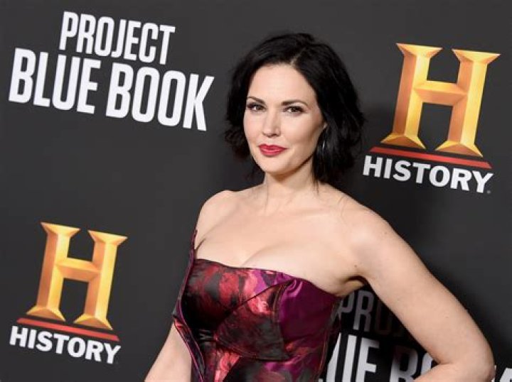 Laura Mennell Net Worth