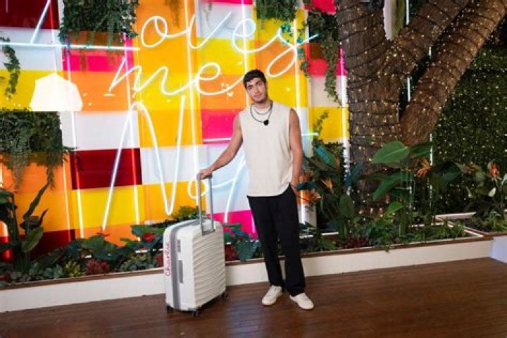 
Love Island 2023: Fans can’t get over Shaq packing David’s suitcase scene after bombshell gets dumped in episode 5 