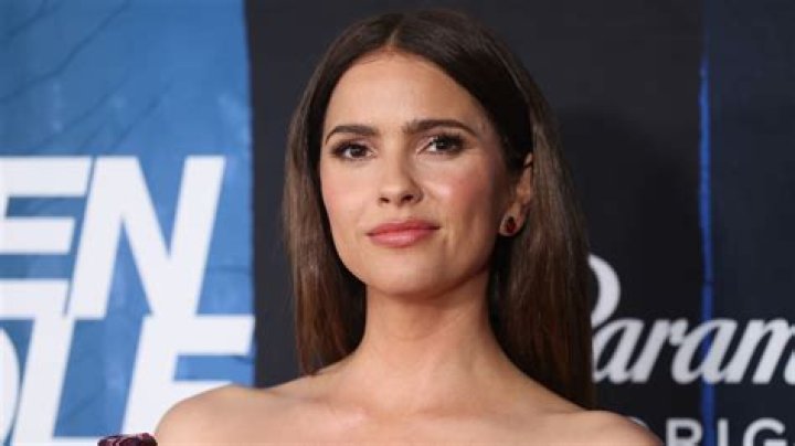 Shelley Hennig Height, Weight, Net Worth, Age, Birthday, Wikipedia, Who, Nationality, Biography