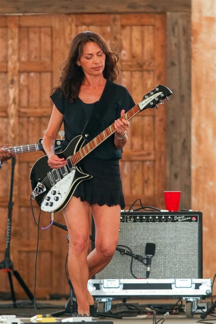 Susanna Hoffs Height, Weight, Measurements, Bra Size, Shoe Size