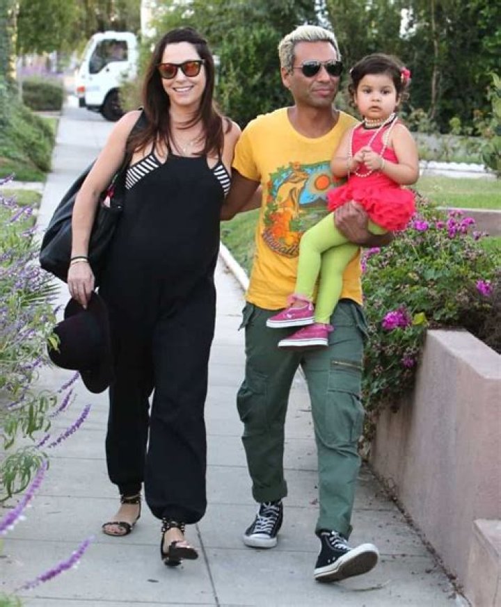 
Tony Kanal is Married to Wife: Erin Lokitz. Kids: Coco, Saffron 