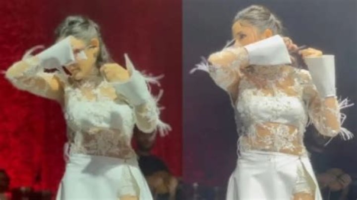 
Turkish singer Melek Mosso cuts hair on stage in solidarity with Iranian women 