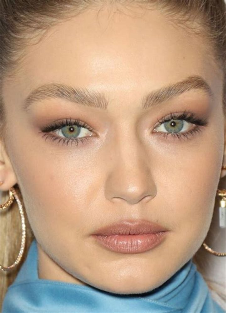 What color eyes does gigi hadid have