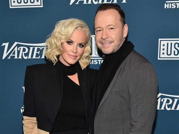 
What Is The Relationship Between Melissa McCarthy And Jenny Mccarthy? Are They Cousions? 