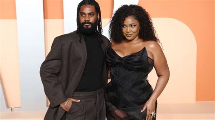 
Who Is Myke Wright? Singer Lizzo’s Boyfriend Is A Comedian 