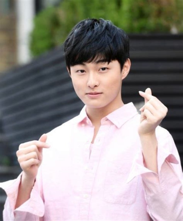 Yoon Chan-young Height, Weight, Net Worth, Age, Birthday, Wikipedia, Who, Nationality, Biography